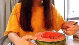 留学生吃瓜和娱乐圈吃瓜,揭秘全球“吃瓜”文化现象 第1张 留学生吃瓜和娱乐圈吃瓜,揭秘全球“吃瓜”文化现象 第1张